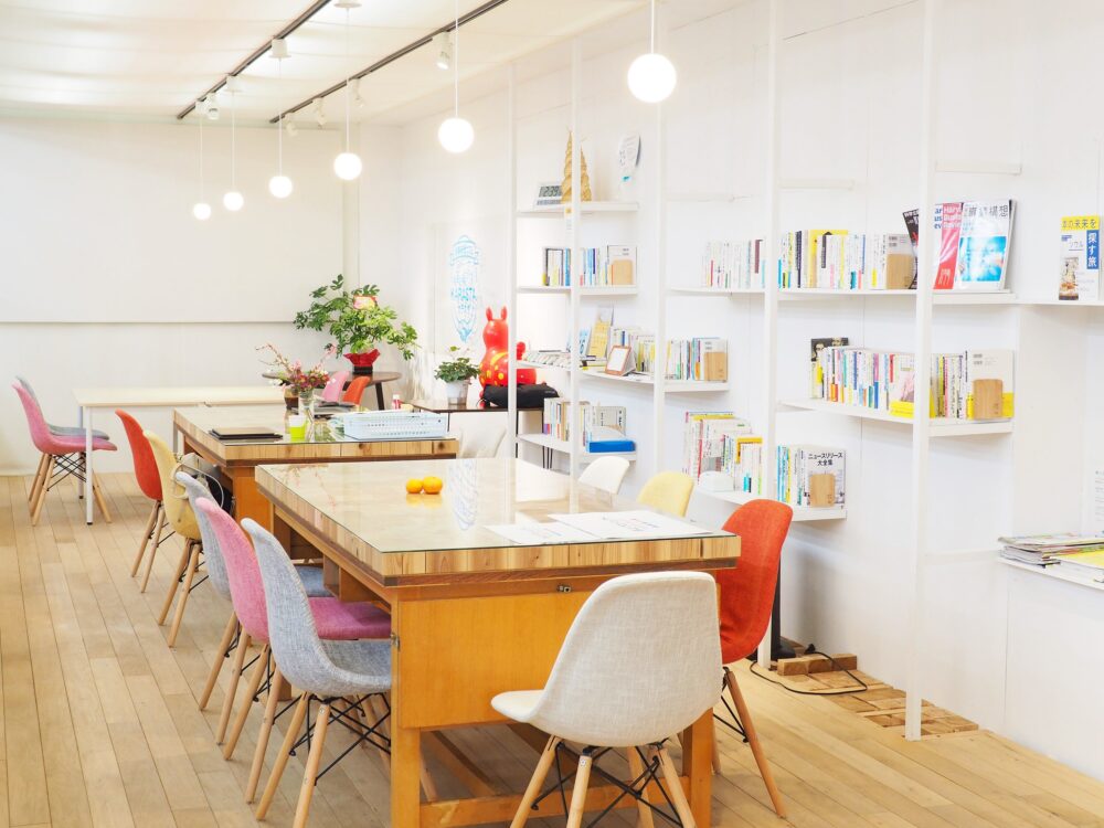 創業支援カフェ「KARASTA.」（カラスタ）